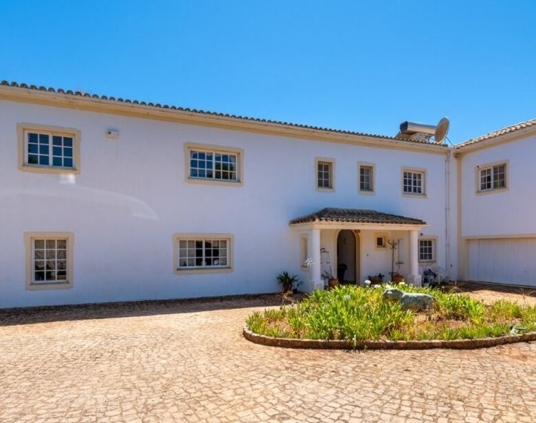 Elegant white country estate with lush garden in Algoz, Algarve.