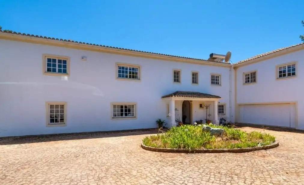 Luxury Algarve Country Estate Elegant white country estate with lush garden in Algoz, Algarve.