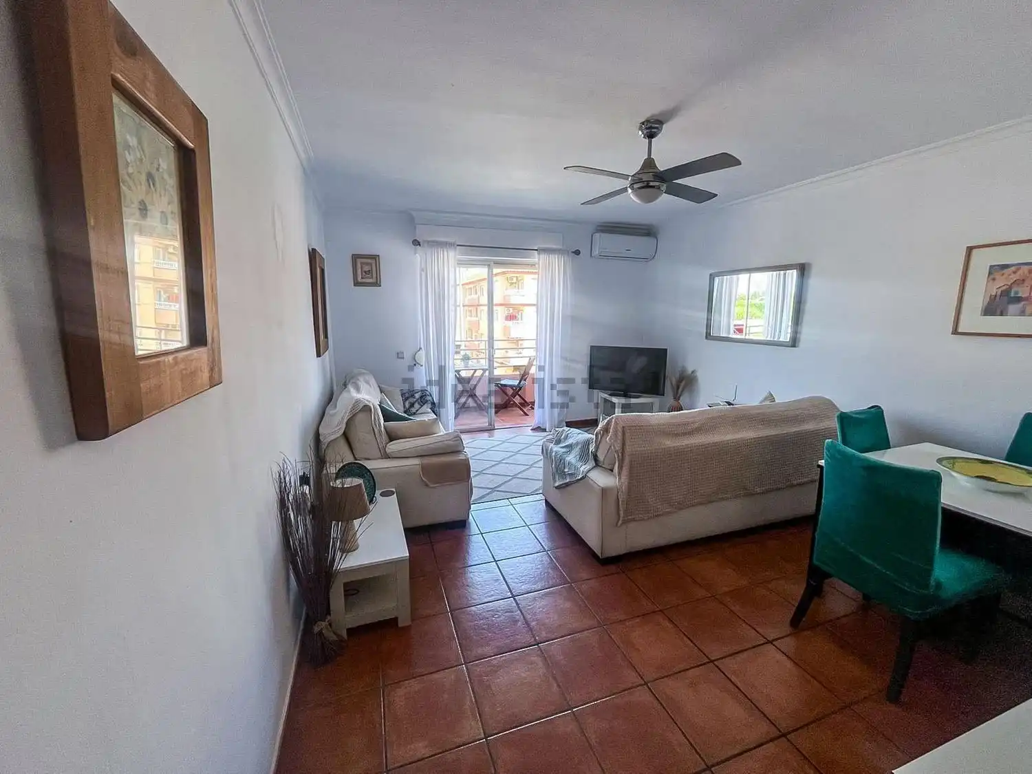 Spacious 3-bedroom apartment with modern amenities in Algorfa, perfect for comfortable living or inv.