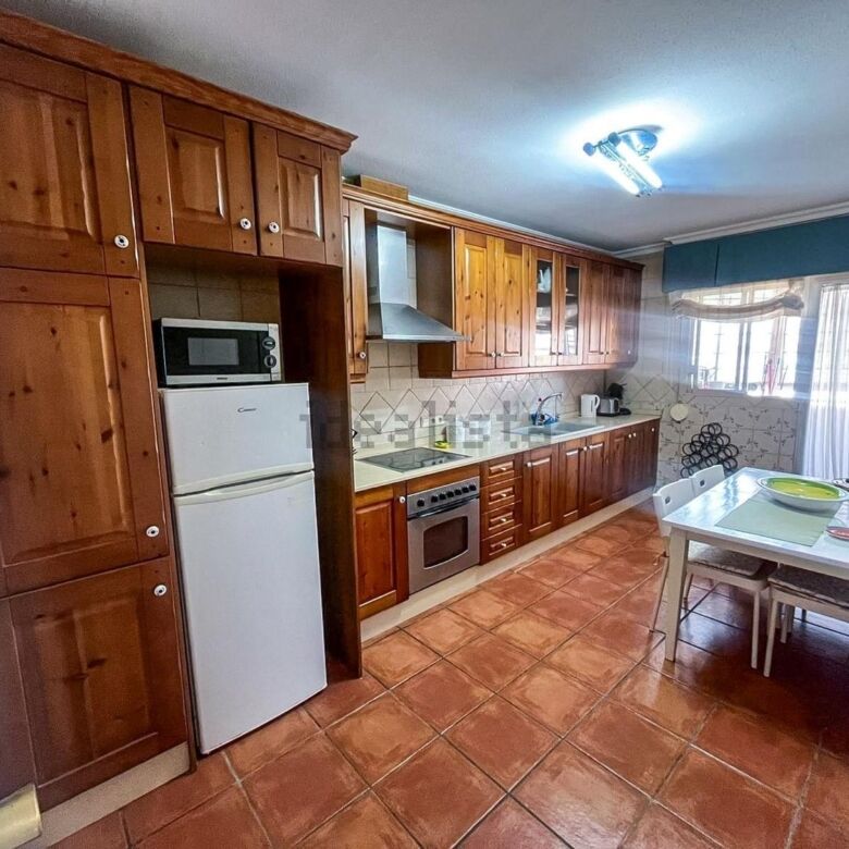 Spacious 3-bedroom apartment in Algorfa with wooden kitchen and bright living area.