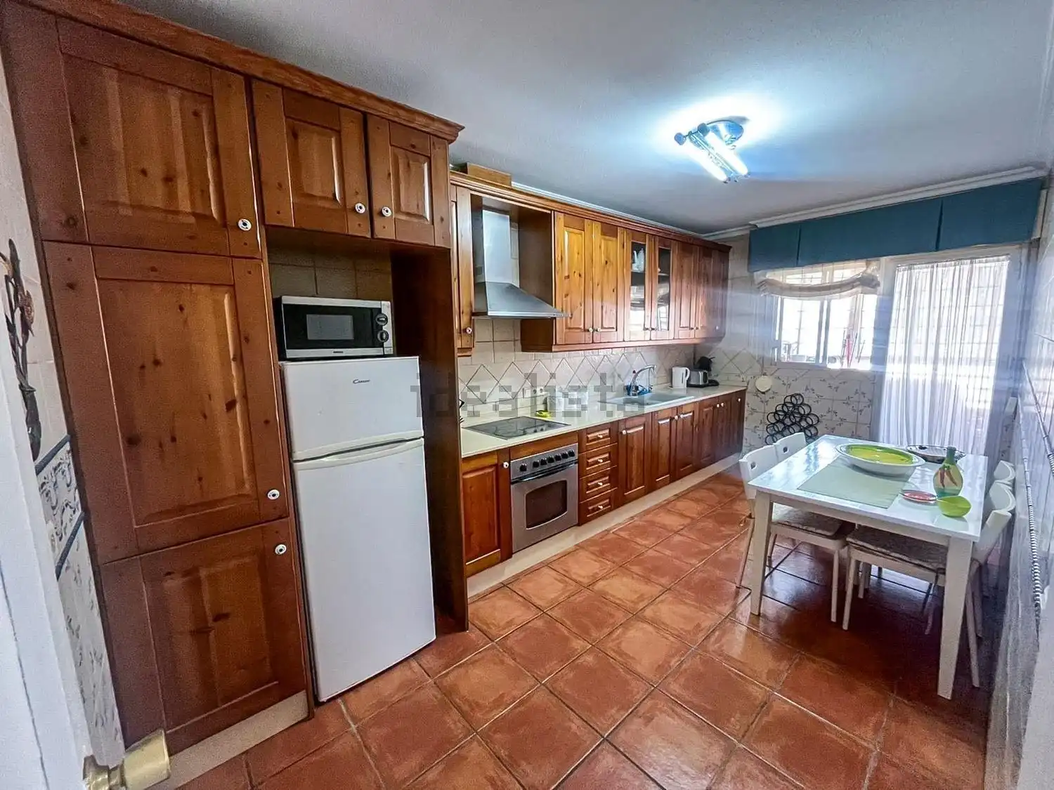 Spacious 3-bedroom apartment in Algorfa with wooden kitchen and bright living area.