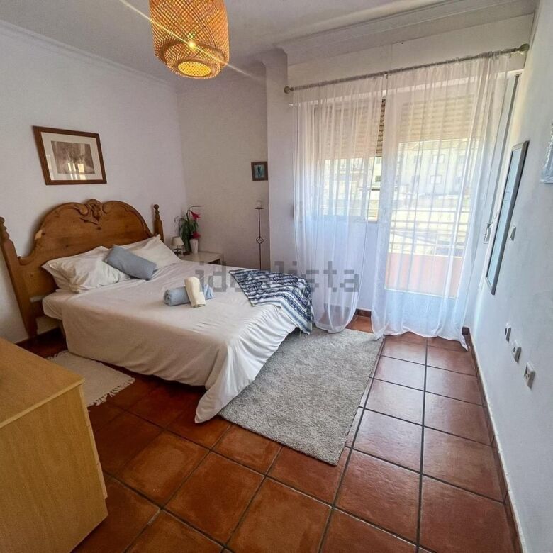 Bright 3-bedroom apartment in Algorfa with spacious living area and balcony.