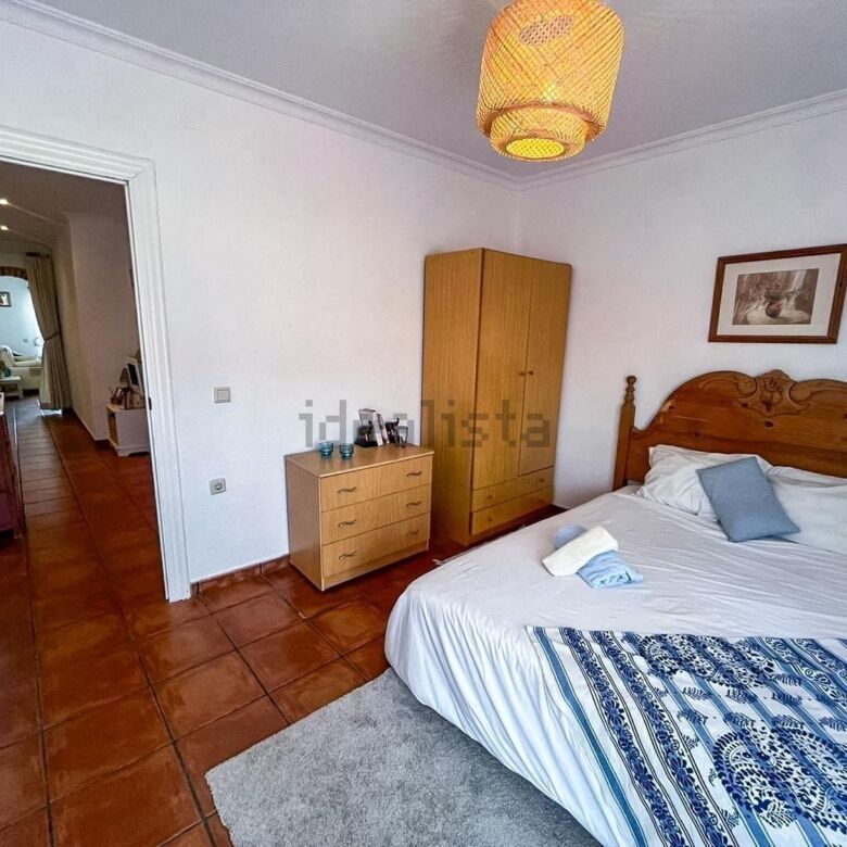Spacious 3-bedroom apartment for sale in Algorfa, featuring a comfortable bedroom, wardrobe, and coz.