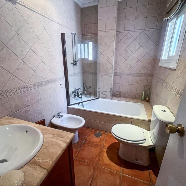 Spacious bathroom with bathtub, bidet, and modern fixtures in Algorfa. Perfect for comfortable livin.