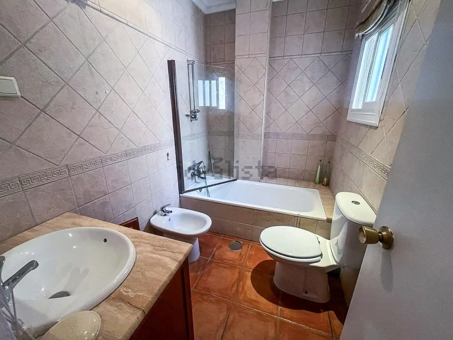 Spacious bathroom with bathtub, bidet, and modern fixtures in Algorfa. Perfect for comfortable livin.