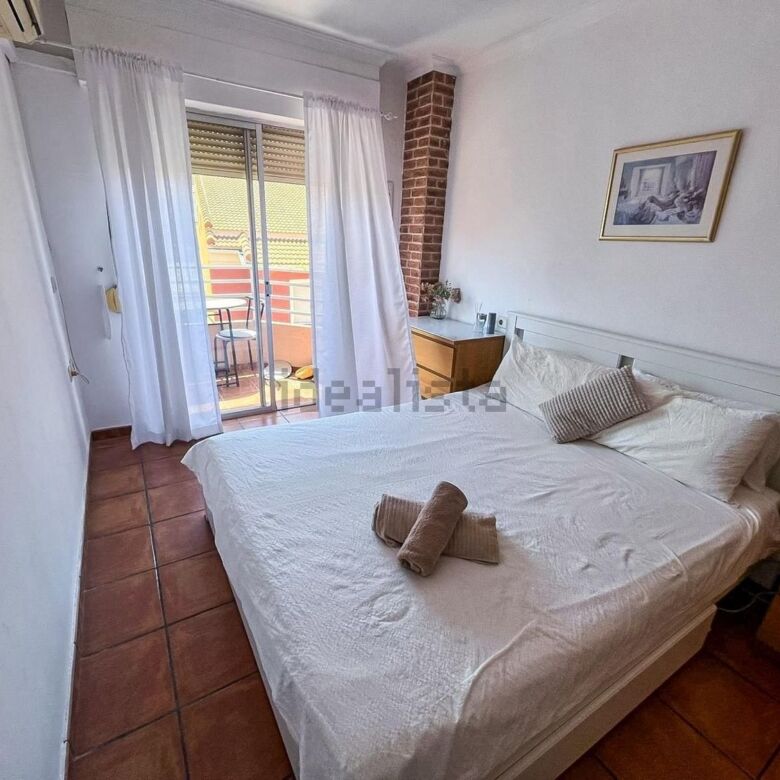 Bright 3-bedroom apartment in Algorfa with balcony and modern amenities.