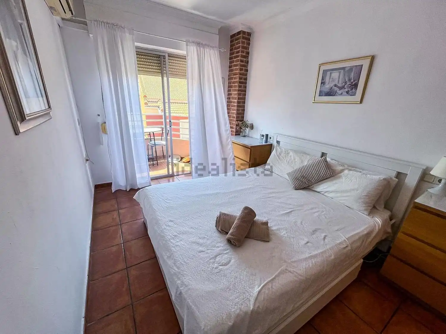 Bright 3-bedroom apartment in Algorfa with balcony and modern amenities.