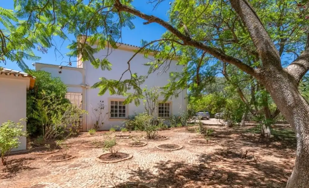 Luxury 5 Bed Country Estate & Annexe Elegant country estate with lush trees and spacious outdoor area in Algoz Algarve.