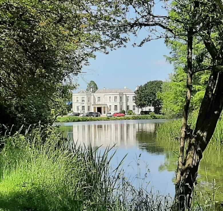 Elegant apartment with scenic views near Wavendon House Drive, Milton Keynes. Perfect for modern liv.