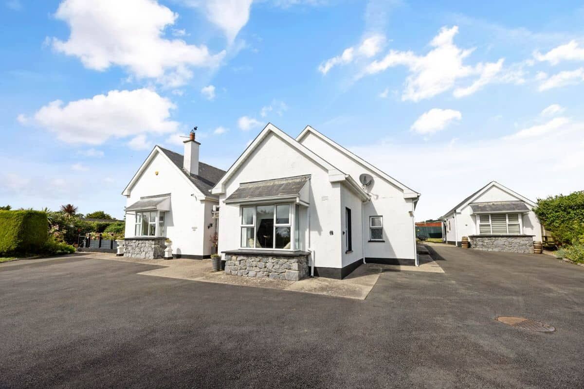 Springhill Lodge 3-Bed House in Ballycorrigan Charming 3-bedroom house for sale in Ballycorrigan, Ballina, Co Tipperary, featuring modern design a.