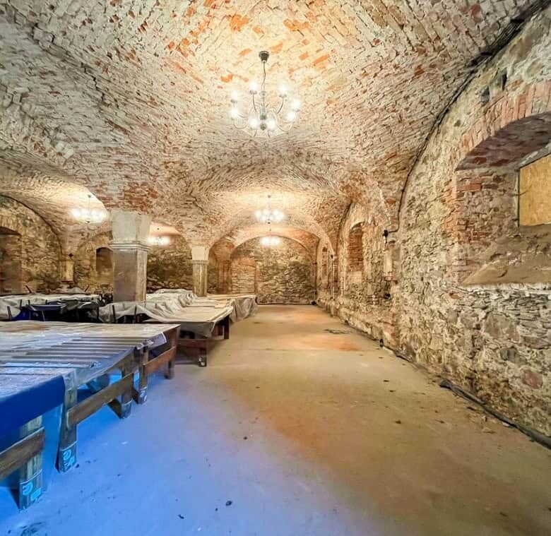 Ancient cellar with stone walls and vaulted ceiling, ideal for redevelopment in Lubiechowa.