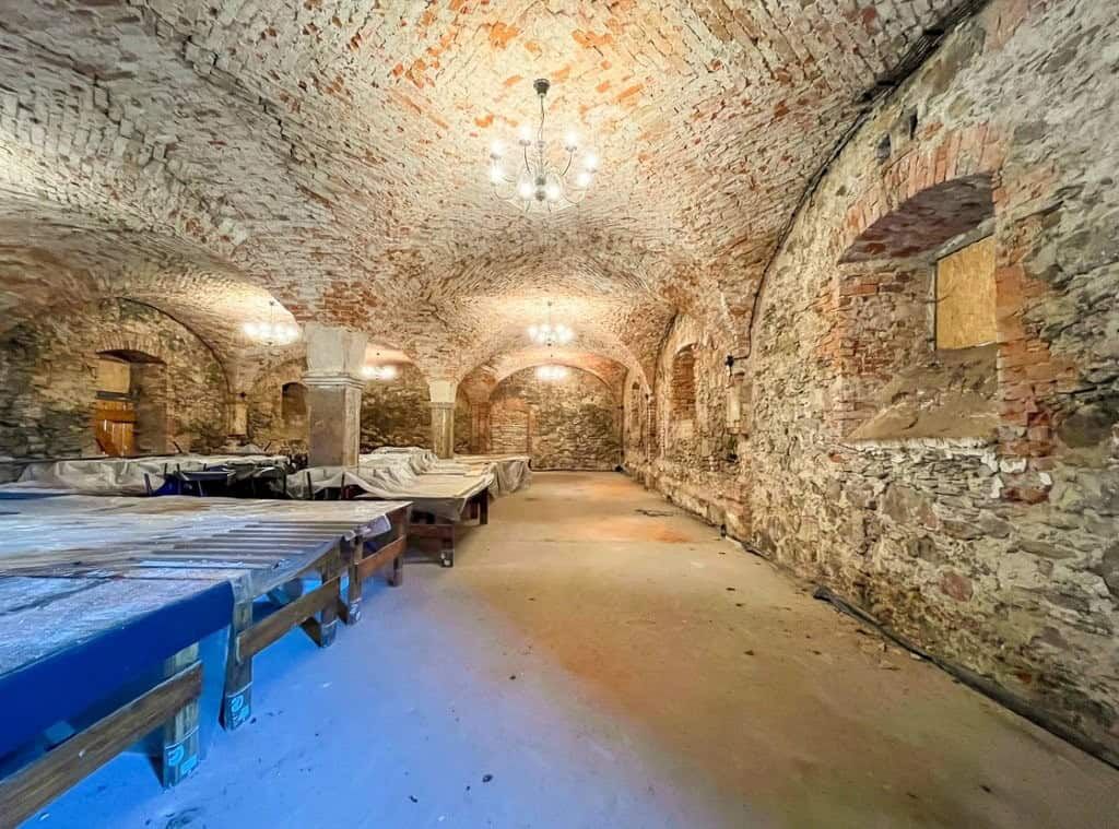 Ancient cellar with stone walls and vaulted ceiling, ideal for redevelopment in Lubiechowa.