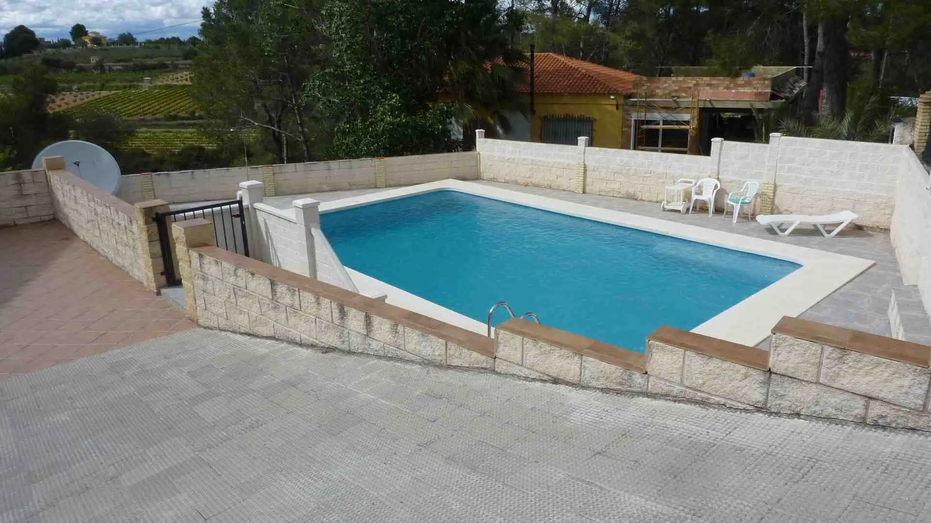 Beautiful 6-bedroom villa featuring a private pool in Valencia, ideal for luxury living and investme.
