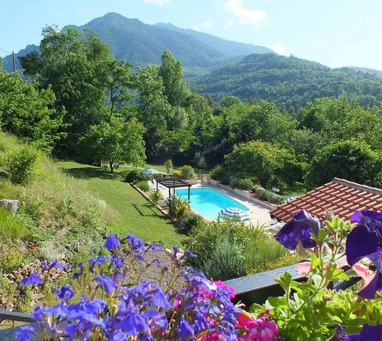 Spacious property with 14 bedrooms, pool, and scenic mountain views in Sahorre.