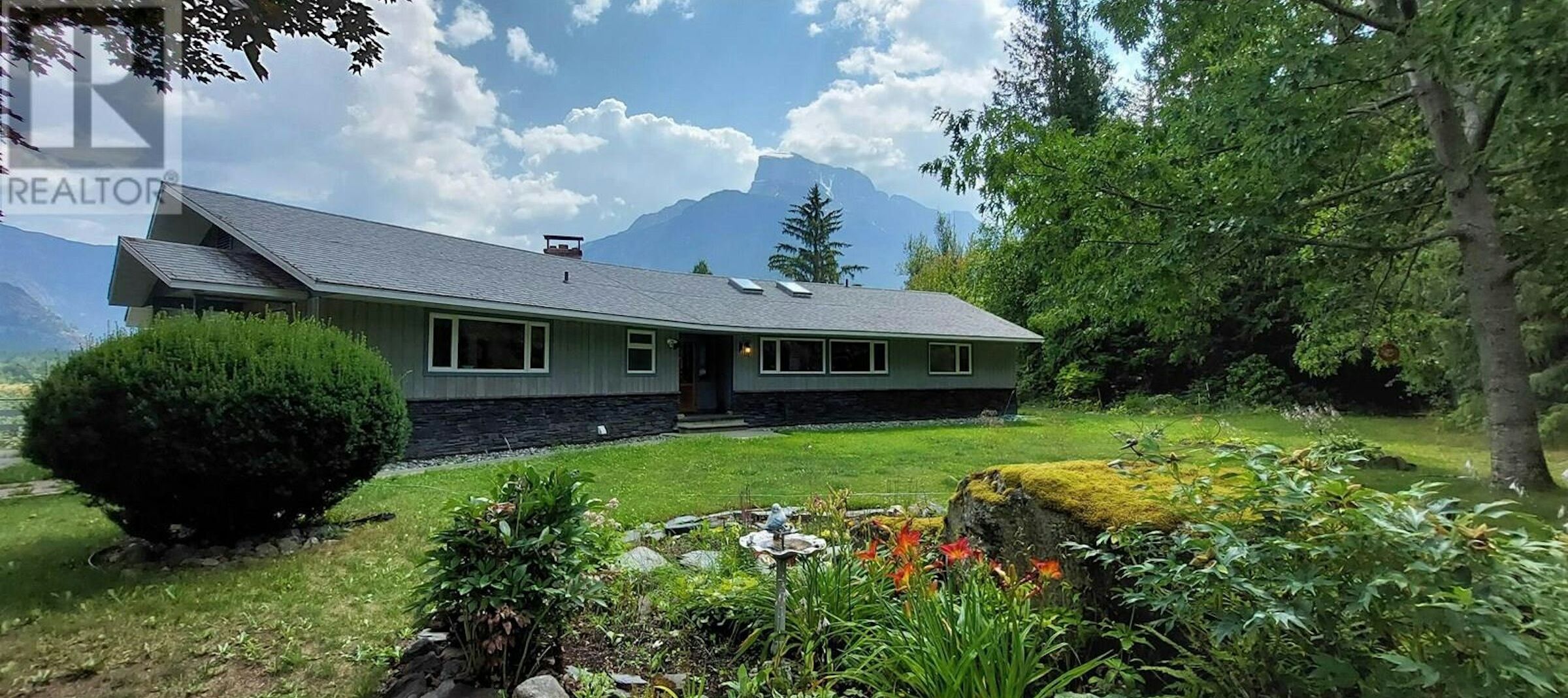Excellent 4 Bed Estate in Bella Coola BC Beautiful 4-bedroom estate in Bella Coola, British Columbia, with scenic mountain views and lush gar.