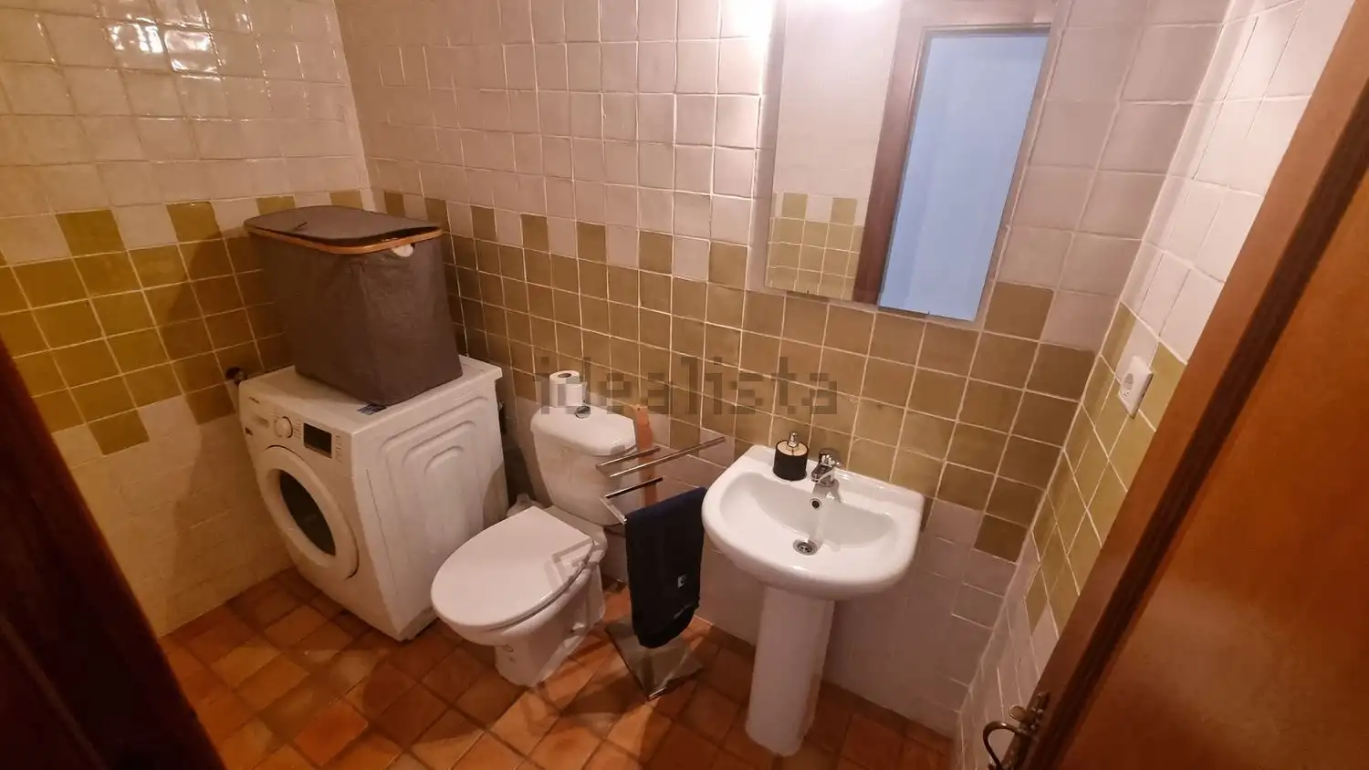Cozy bathroom featuring a washing machine and sink in a Cortegaça property.