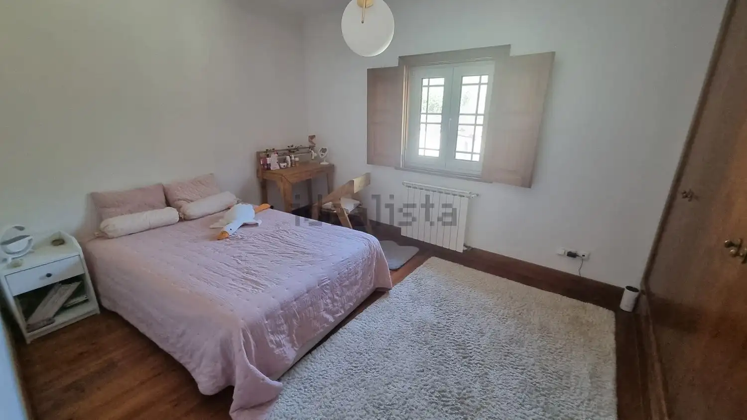 Interior view of a cozy 4-bedroom house in Cortegaça with natural light and wooden floors.