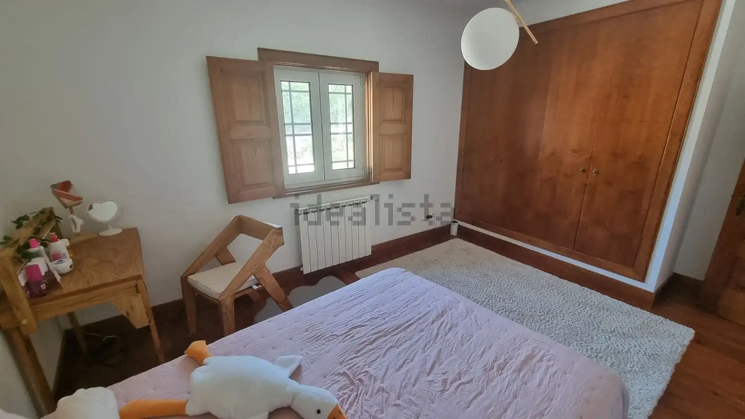 Spacious 4-bedroom house for sale in Cortegaça with traditional wooden features and bright interior.