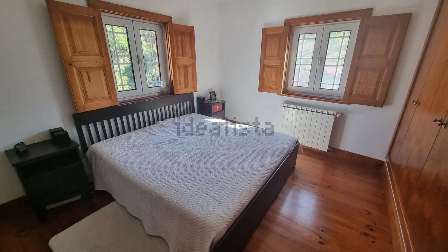 Spacious 4-bedroom house in Cortegaça with classic wooden window shutters and modern interior design.