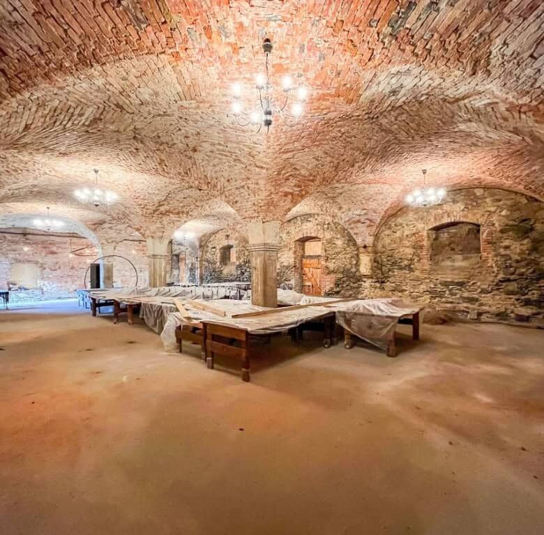 Interior view of a historic 11-bedroom estate with brick arches in Lubiechowa.