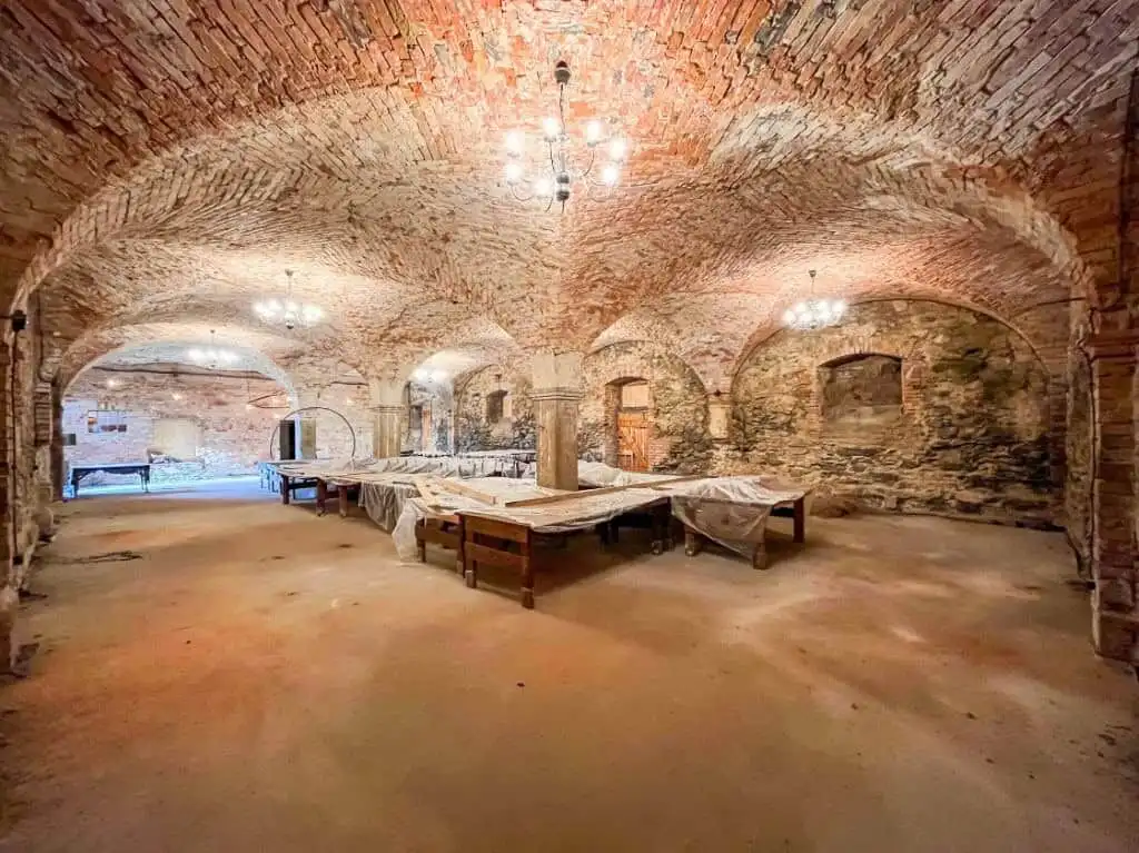 Interior view of a historic 11-bedroom estate with brick arches in Lubiechowa.