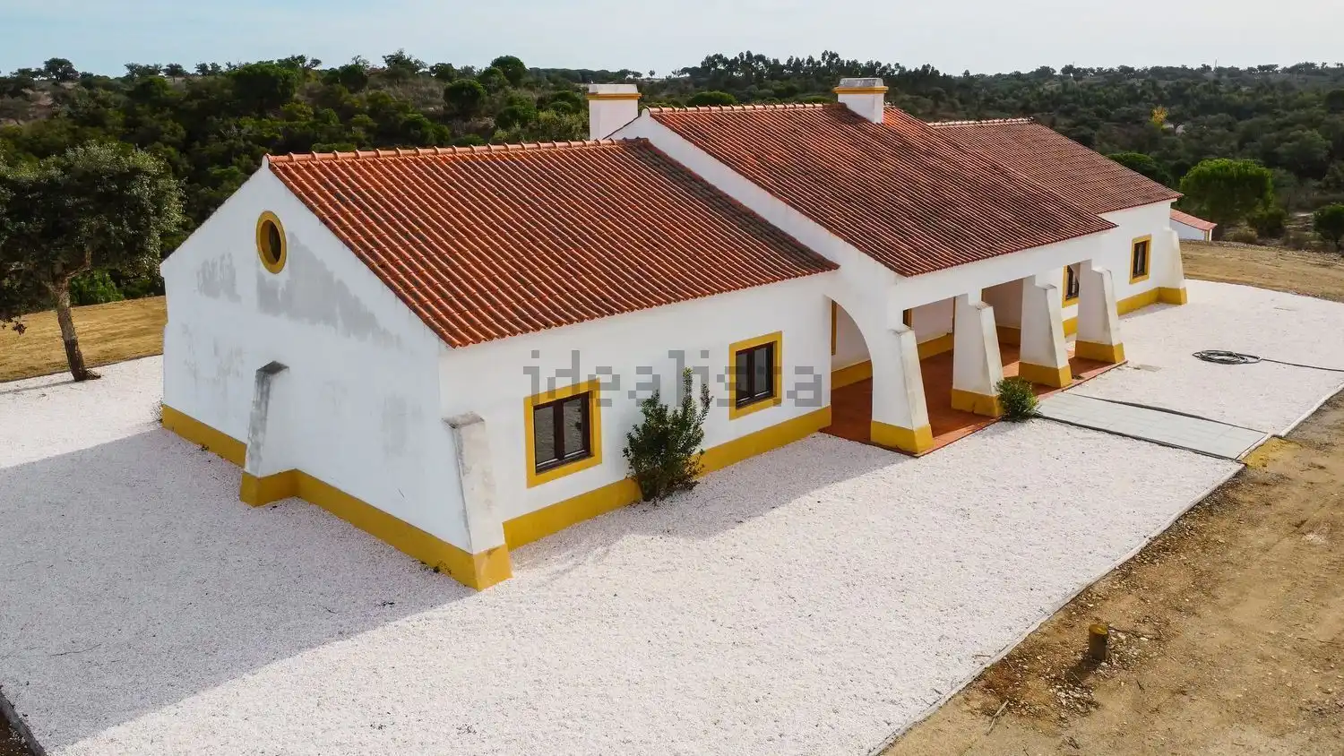Elegant 5-bedroom estate for sale in Grandola Lisboa, featuring traditional architecture and spaciou.