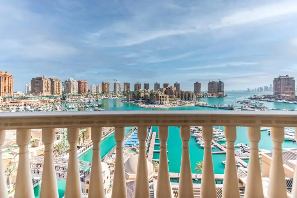 Beautiful 3-bedroom apartment overlooking the marina and sea, featuring a spacious balcony in The Pe.