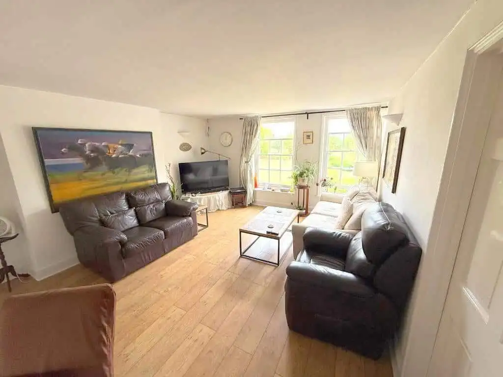 Modern living room in Wavendon House Drive, Milton Keynes Spacious living room with leather sofas, large windows, and natural light in Wavendon House Drive, M.