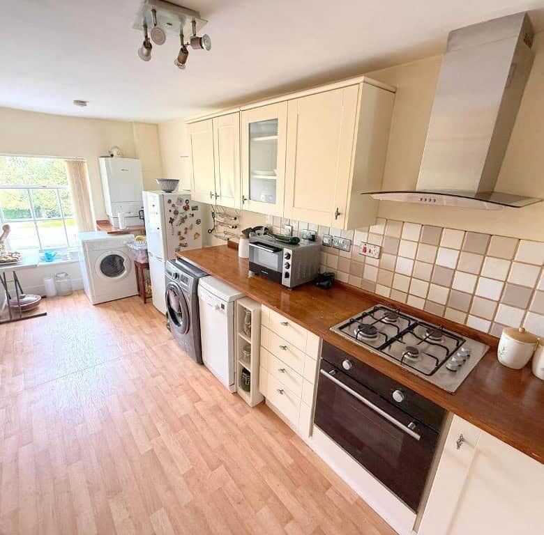 Spacious kitchen with appliances in Wavendon House Drive, Milton Keynes. Bright, airy interior perfe.