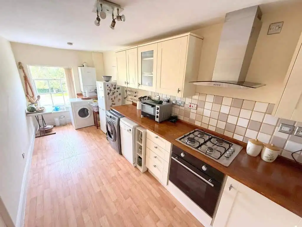 Modern 3-Bed Apartment in Milton Keynes Spacious kitchen with appliances in Wavendon House Drive, Milton Keynes. Bright, airy interior perfe.