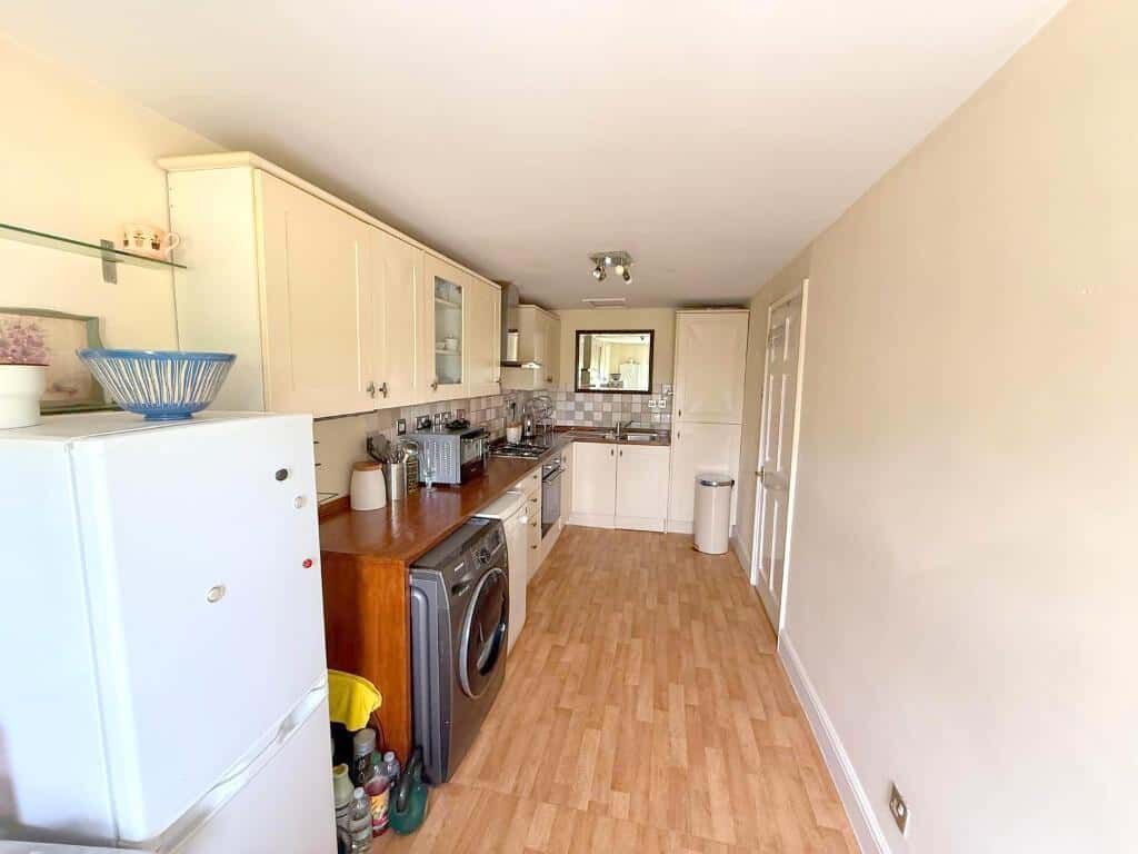 Modern kitchen in luxury Milton Keynes apartment for sale. Luxury 3 Bed Apartment Kitchen in Wavendon House Drive, Milton Keynes.