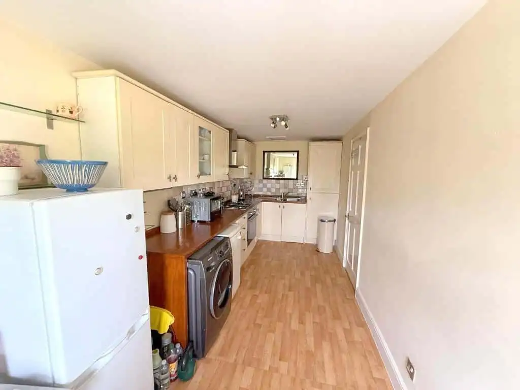 Modern kitchen in luxury Milton Keynes apartment for sale. Luxury 3 Bed Apartment Kitchen in Wavendon House Drive, Milton Keynes.