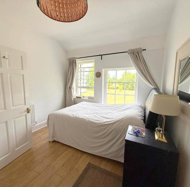 Spacious 3-bedroom apartment with modern decor in Wavendon House Drive, Milton Keynes. Perfect for c.