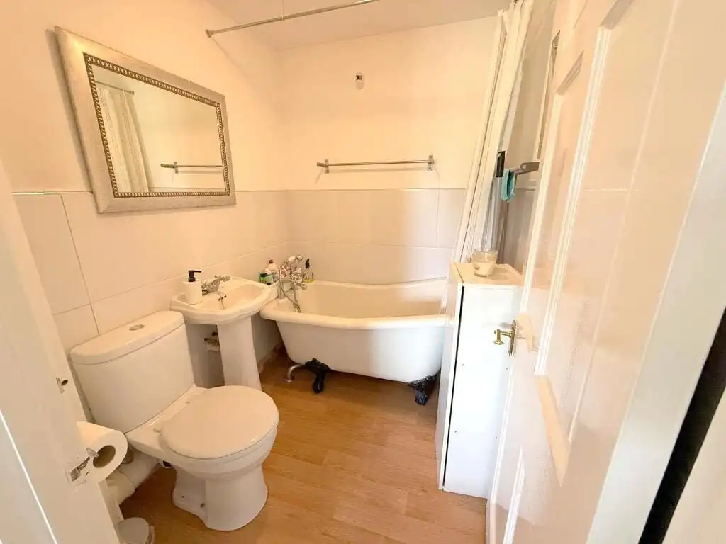 Luxury 3 Bed Apartment for Sale In Wavendon House Drive, Milton Keynes United Elegant bathroom with vintage clawfoot tub and modern fixtures.