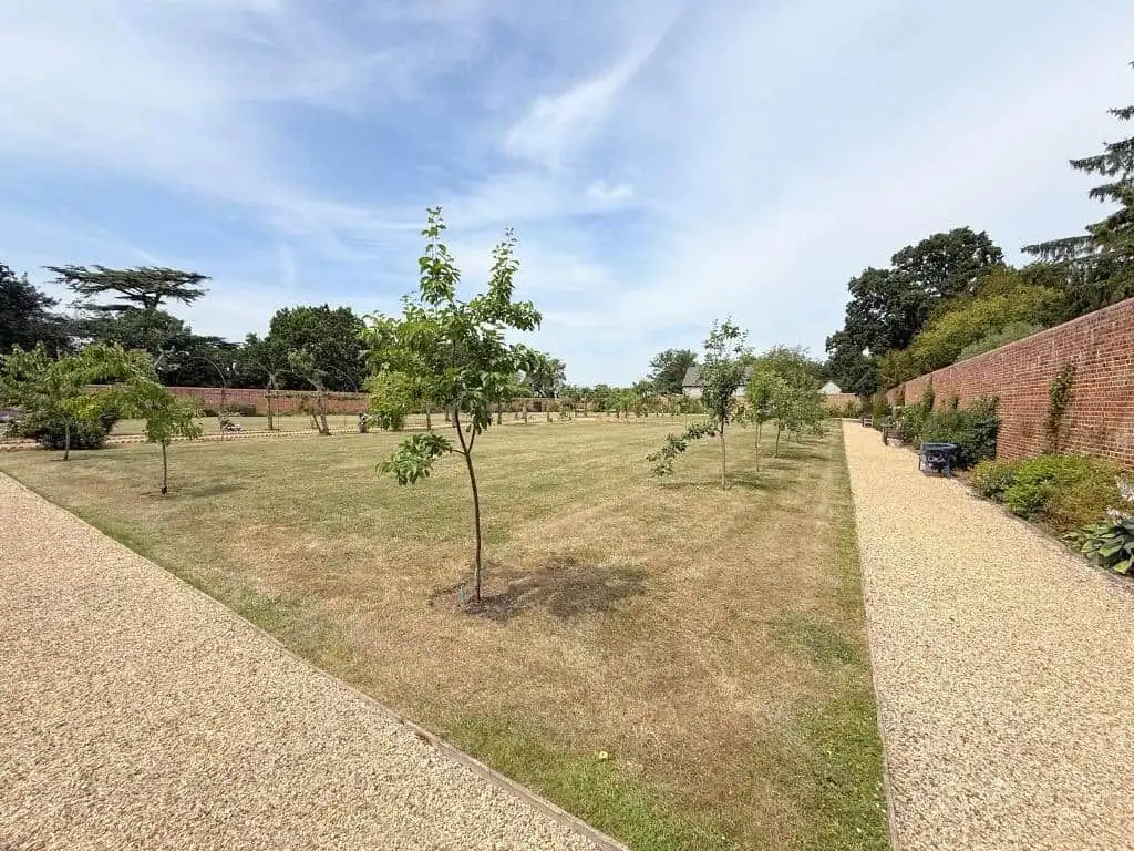 Luxury 3 Bed Apartment for Sale in Milton Keynes Apartment for sale in Milton Keynes with spacious interiors and modern amenities.