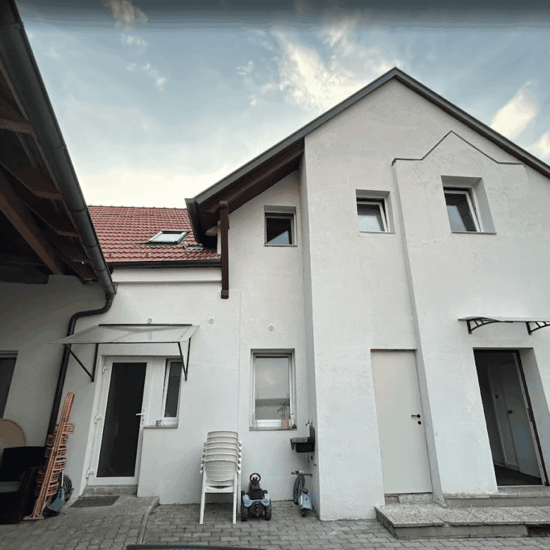 Apartment building with 4 units available in Wilhelmsburg, ideal for investment.