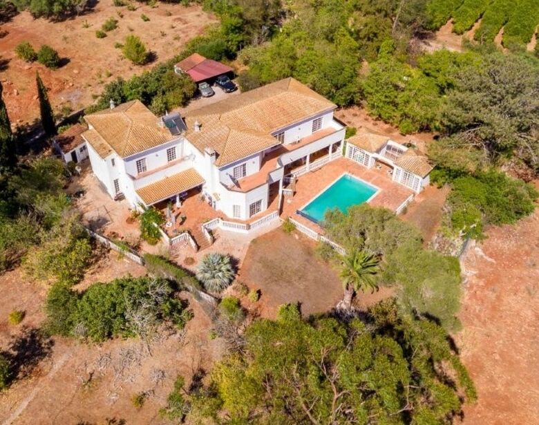 Luxury 5 Bed Country Estate with pool in Algoz Algarve, perfect for private living or vacation renta.