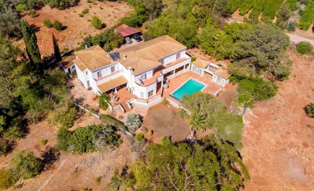 Luxury 5 Bed Country Estate with pool in Algoz Algarve, perfect for private living or vacation renta.