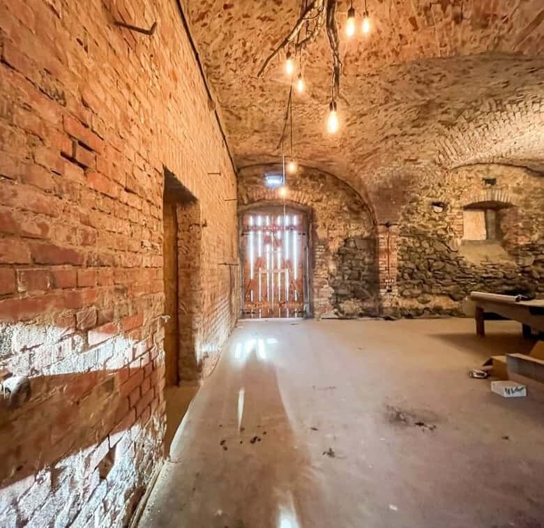 Historic brick cellar with vaulted ceilings, ideal for renovation in Lubiechowa.