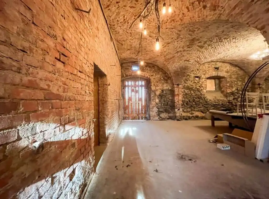 Historic brick cellar with vaulted ceilings, ideal for renovation in Lubiechowa.