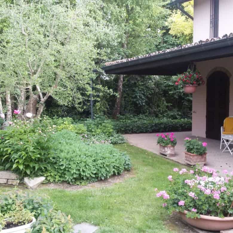 Elegant estate with 8 bedrooms in Forli, featuring lush gardens and outdoor seating areas.