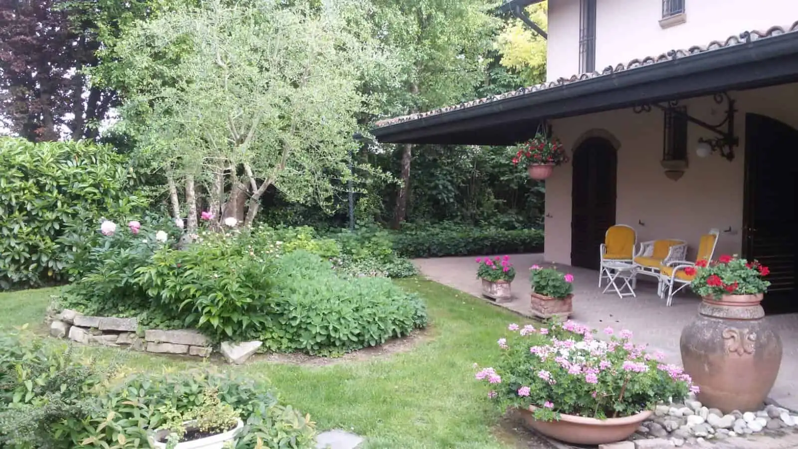 Elegant estate with 8 bedrooms in Forli, featuring lush gardens and outdoor seating areas.