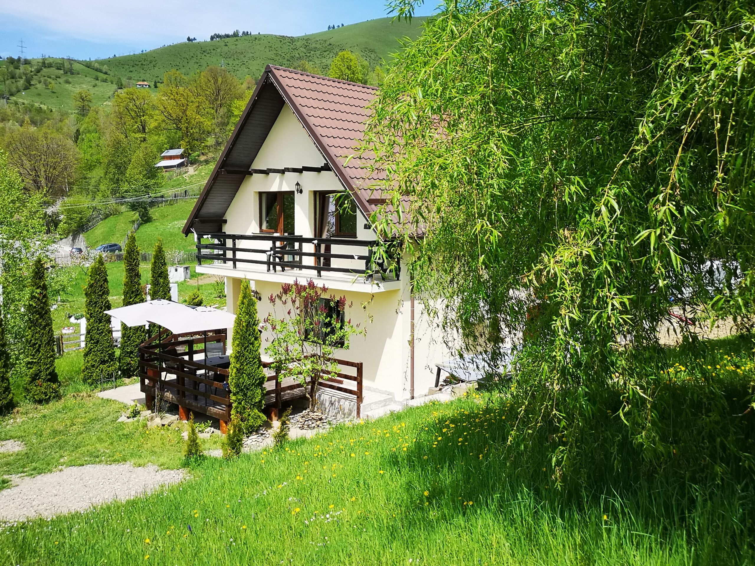 Story house surrounded by lush greenery in Bicaz, ideal for peaceful living.