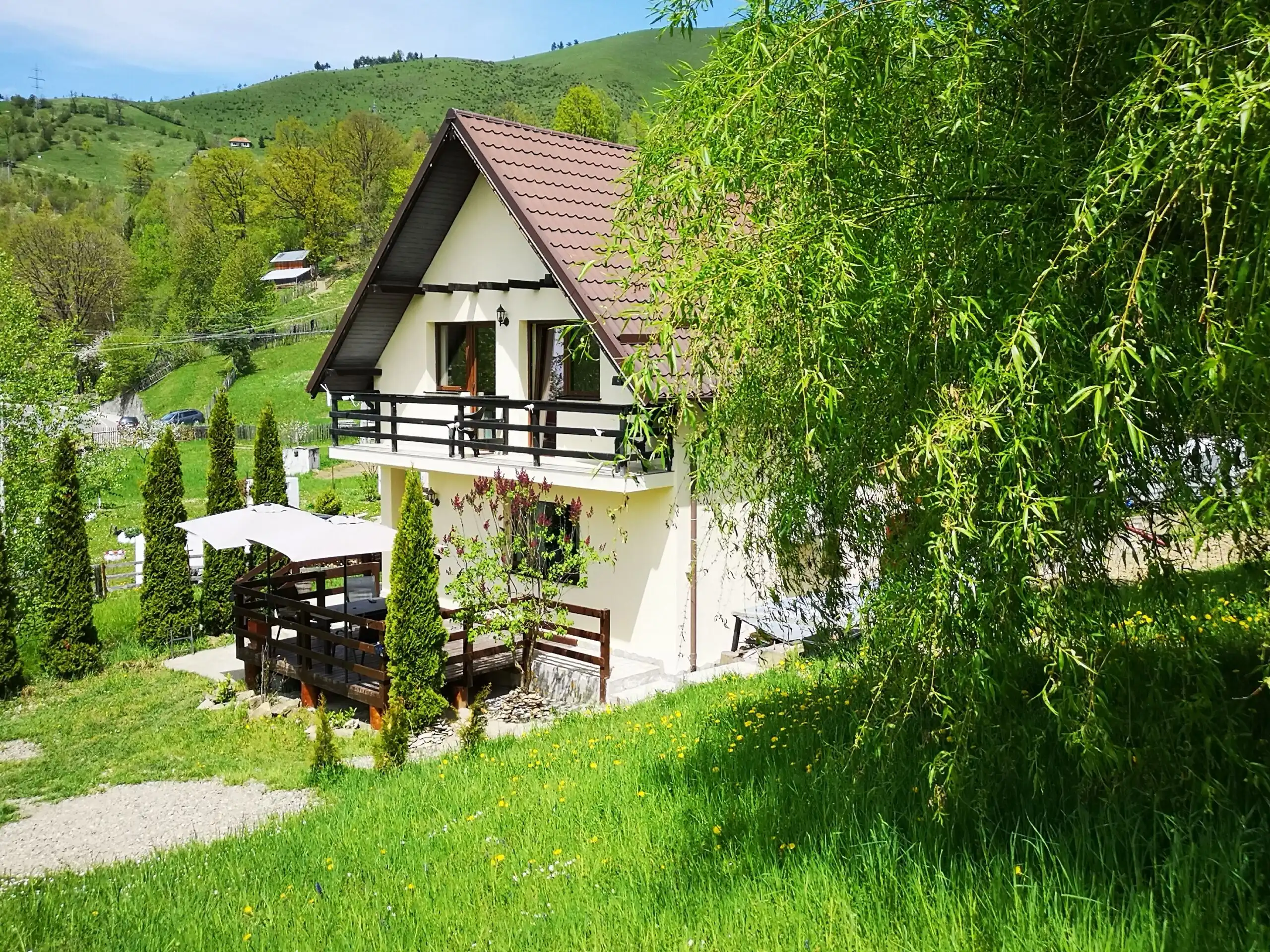 Story house surrounded by lush greenery in Bicaz, ideal for peaceful living.