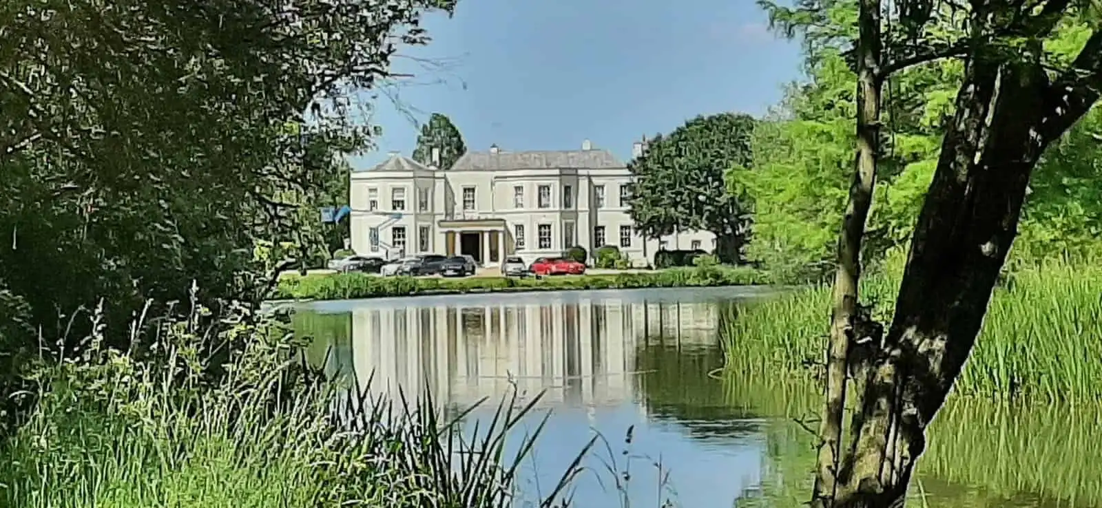 Luxury 3-Bed Apartment in Milton Keynes Modern 3-bedroom apartment with scenic lake views in Wavendon House Drive, Milton Keynes.