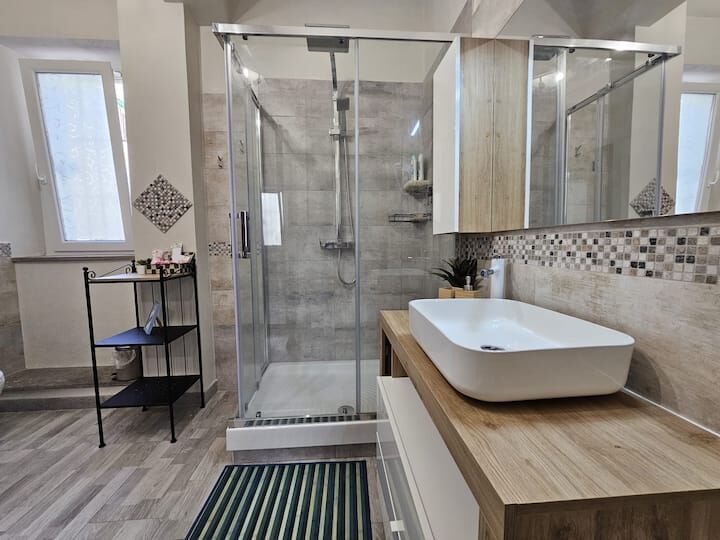 Modern 3-bedroom apartment with stylish bathroom in Frascati, Rome.
