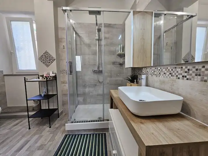 Modern 3-bedroom apartment with stylish bathroom in Frascati, Rome.