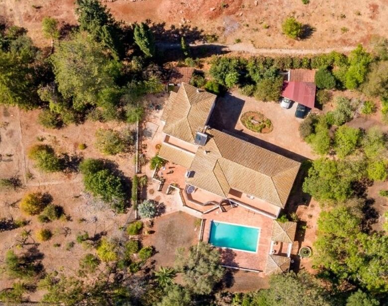 Elegant Algarve country estate with 5 bedrooms and separate annexe for sale.