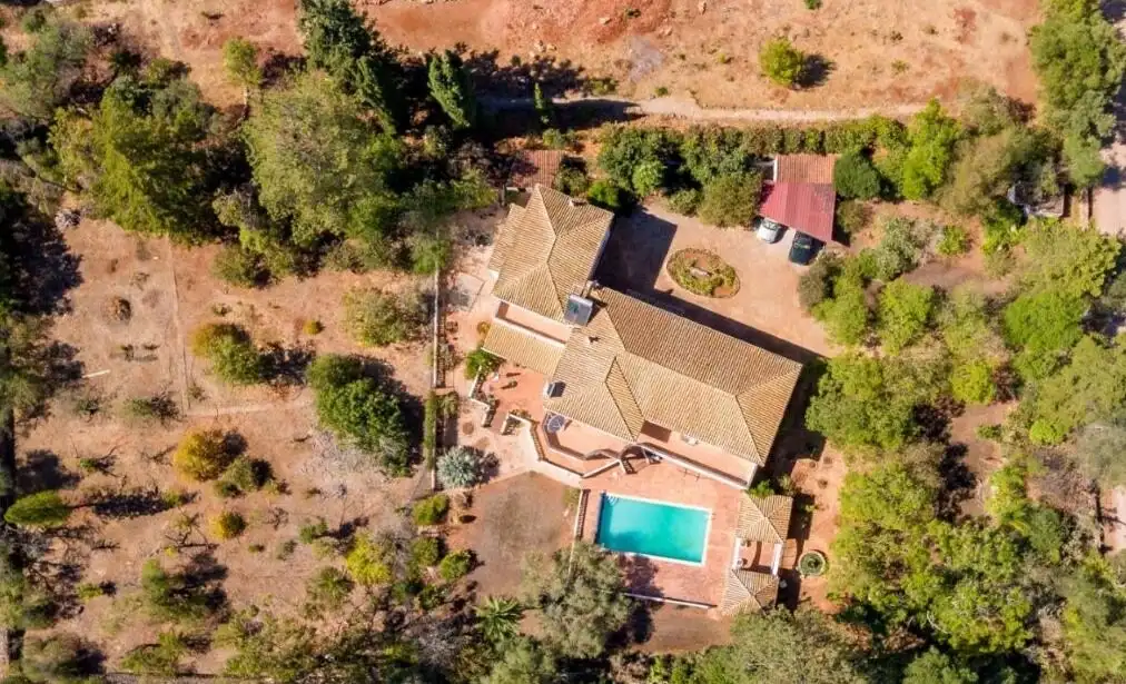 Luxury 5 Bed Country Estate & Annexe Elegant Algarve country estate with 5 bedrooms and separate annexe for sale.