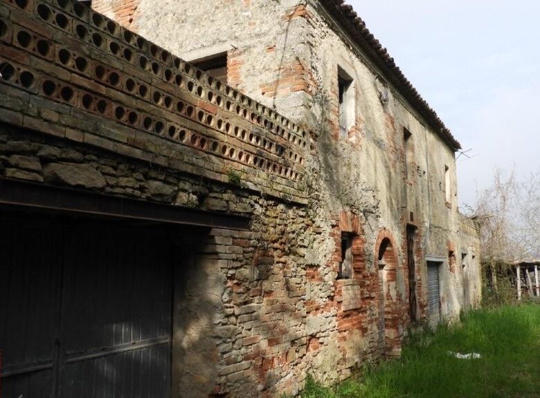 Rustic farmhouse with renovation potential in Campofilone, Fermo, Marche region. Ideal for countrysi.